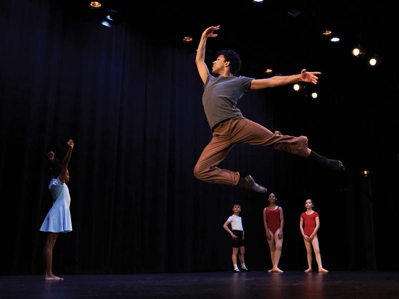 图像 of young man leaping in dance